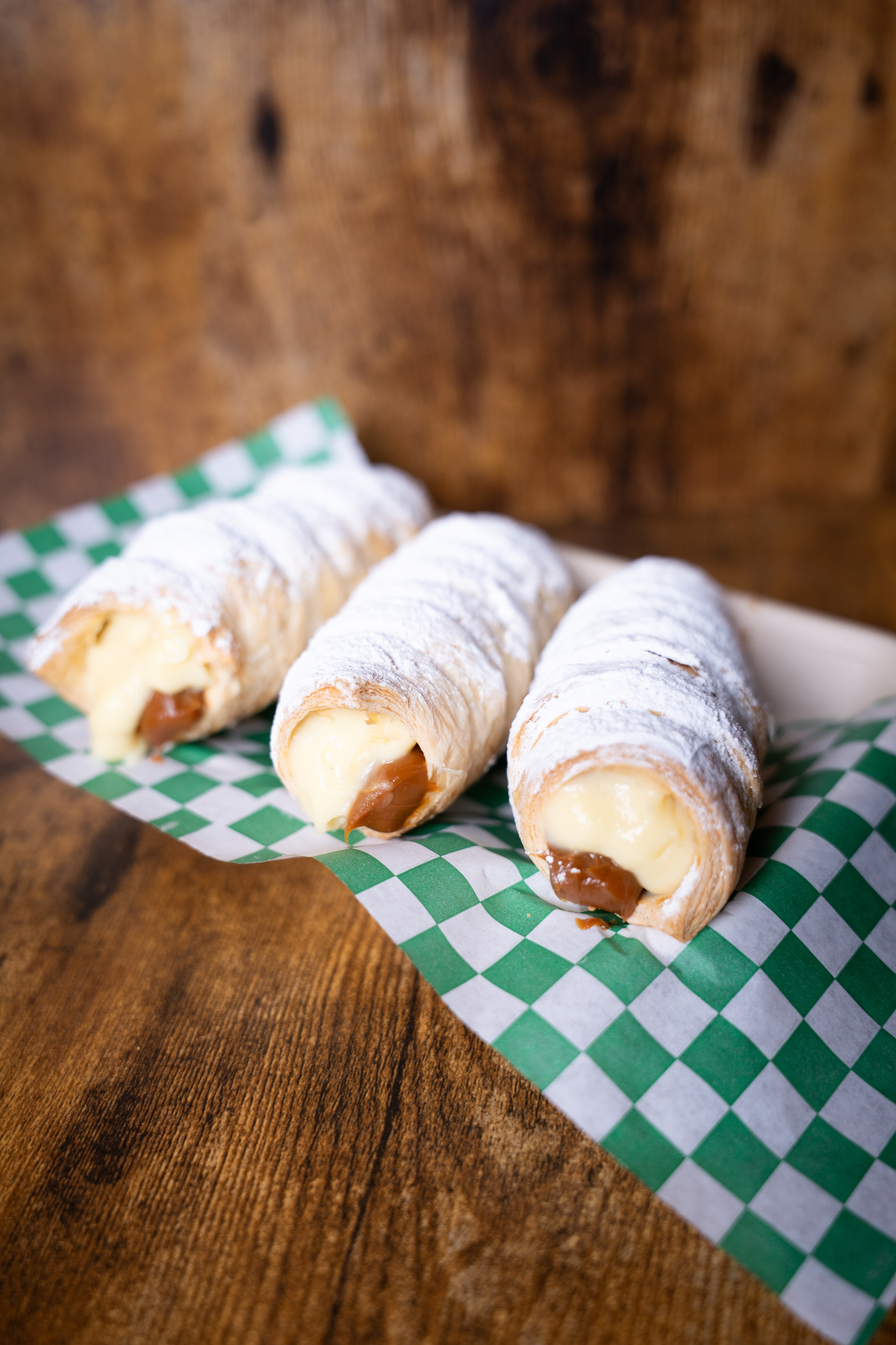 Cream-filled pastry horns dusted with sugar