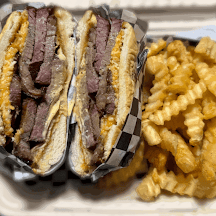 Picaña sandwich with crinkle fries